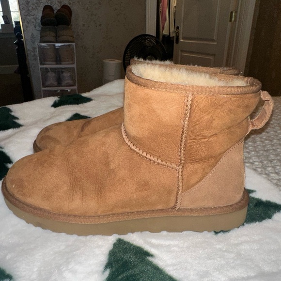 Classic Mini Uggs - Picture 3 of 5